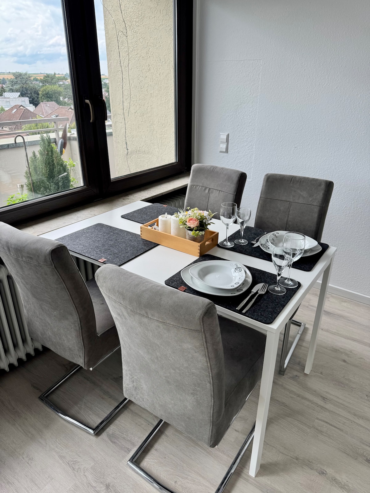 Wohn-, Ess- & Arbeitsbereich – Sunset Suite Ditzingen 2
